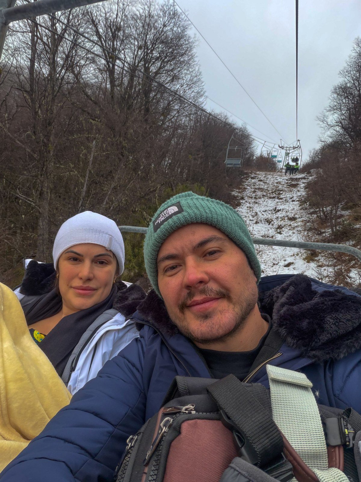 Subindo a montanha de bondinho na neve
