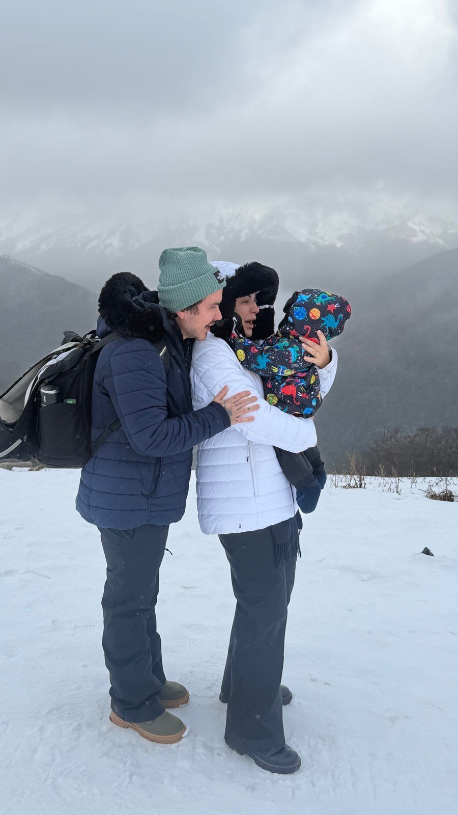 Abraço na neve em família